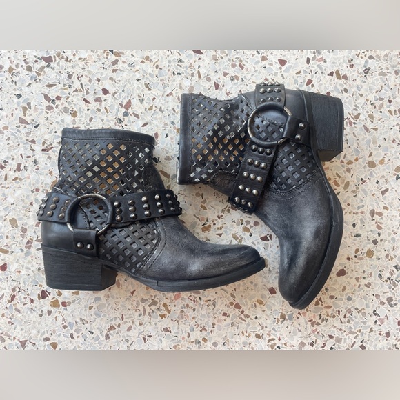 Very Volatile ‘Freebird’ Distressed Studded Leather Ankle Boots in Black/Gray, 6 - Picture 3 of 10